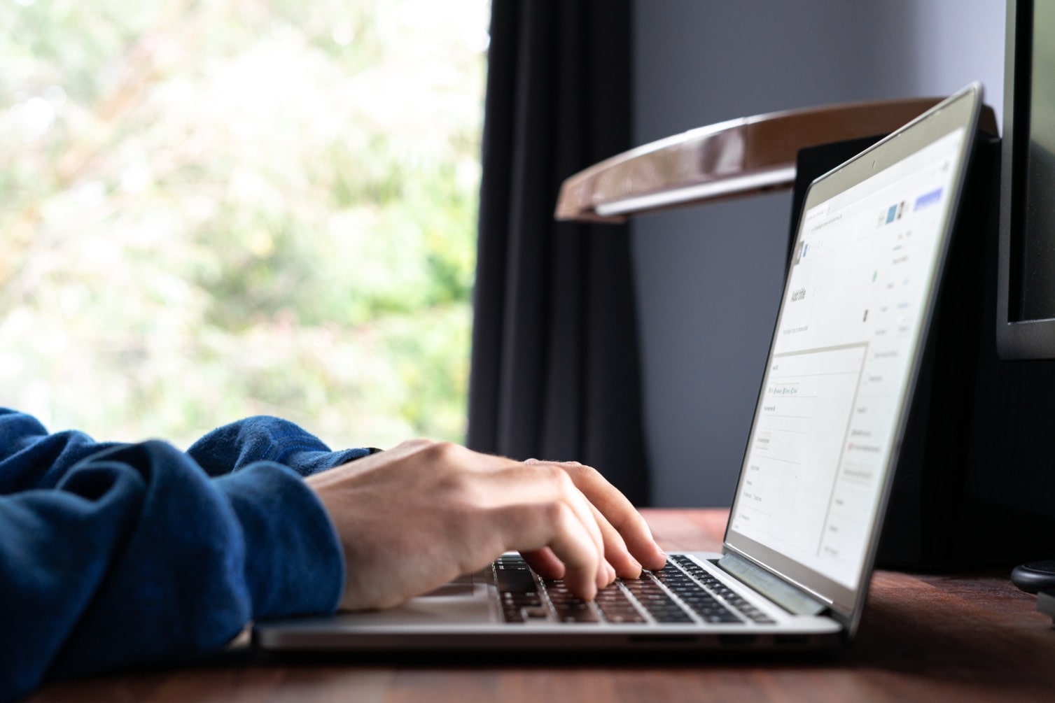 Mies tekemässä WordPress-sivustoa Mac-tietokoneella